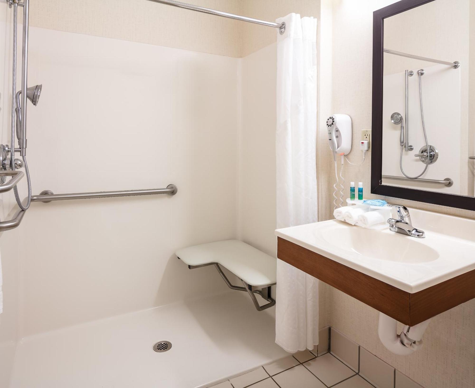Holiday Inn Express Hotel & Suites Coralville By Ihg Luaran gambar