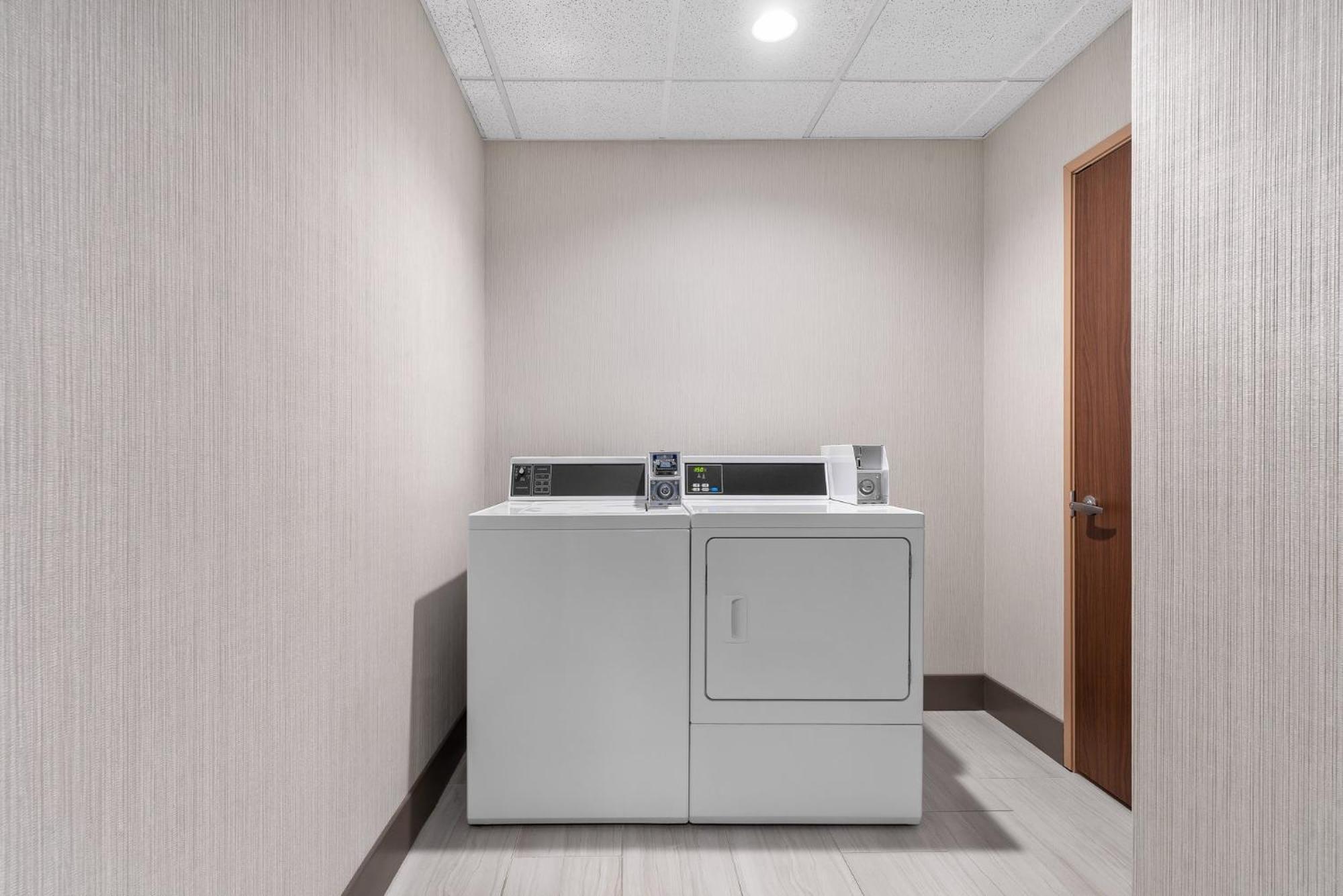 Holiday Inn Express Hotel & Suites Coralville By Ihg Luaran gambar