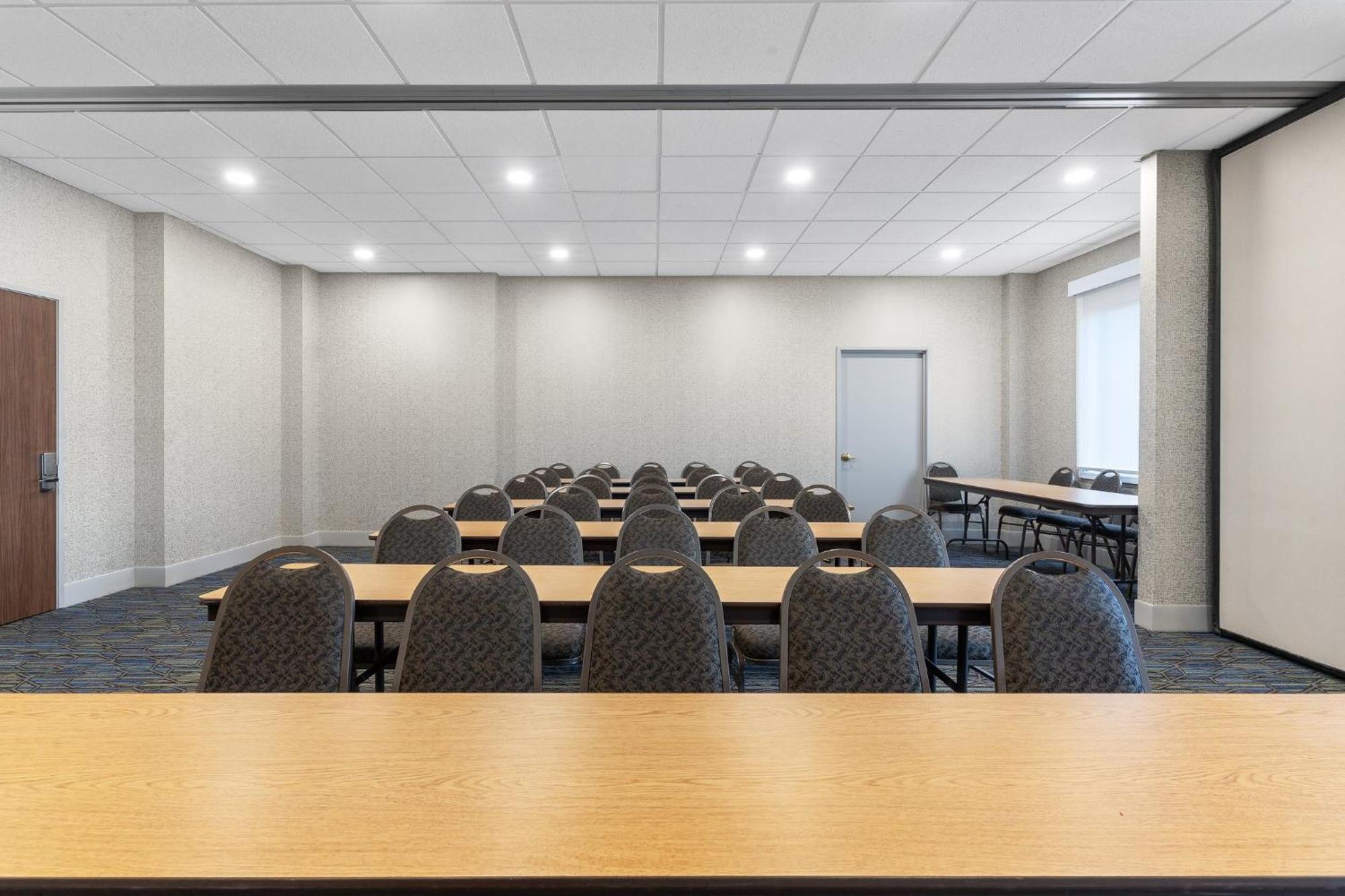 Holiday Inn Express Hotel & Suites Coralville By Ihg Luaran gambar